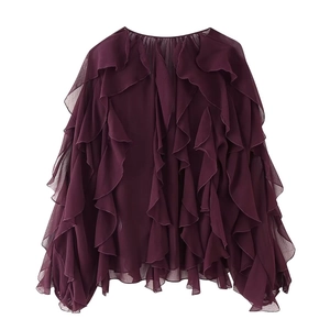 Macro di tessuto in chiffon viola scuro con eleganti dettagli a volant a strati