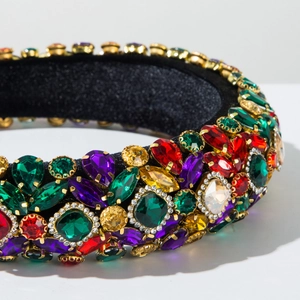 Vue macro latérale du serre-tête baroque en éponge avec des strass colorés sertis en doré