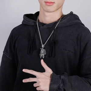 Collier pendentif pharaon égyptien argenté hip hop sur mannequin masculin style or 18K