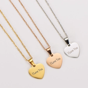 Trois colliers avec pendentif coeur plaqué or 18K en couleurs or, or rose et argent