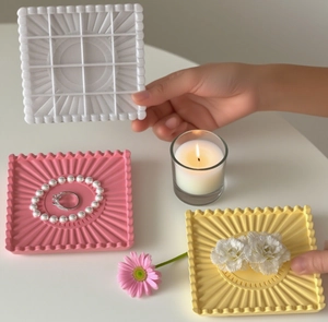 Détail d'un plateau en résine aux bords festonnés avec texture rayonnée pour bijoux et déco