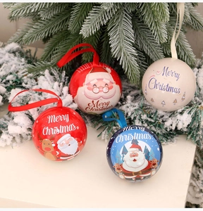 Detail von Weihnachtskugeln mit Weihnachtsmann und Rentier Mustern auf festlichem Baum