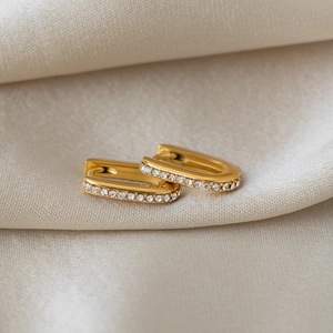 Orecchini a U minimalisti in acciaio inossidabile placcato oro 18K con zirconi cubici
