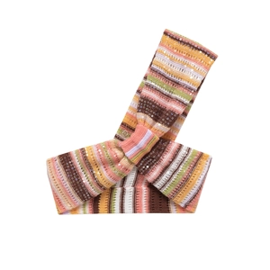 Nahaufnahme des bunten gestreiften Strick-Stirnbands mit silbernen Pailletten im Boho-Stil