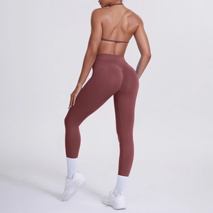 Dettaglio dei leggings a vita alta effetto push-up e reggiseno sportivo allacciato al collo