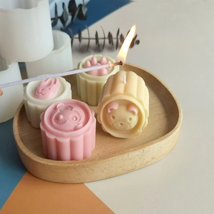 Velas de pastel de luna de animales en rosa y amarillo sobre bandeja madera