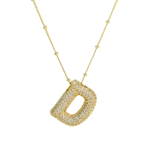 Détail du pendentif lettre D doré serti de zircons avec chaîne à billes