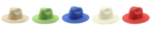 Dettaglio di cappelli in paglia colorati che mostrano la trama fine e le tese ampie