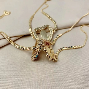 Goldenes Herz-Armband mit Jungfrau Maria Guadalupe, bunten Zirkonia und verstellbarer Kette