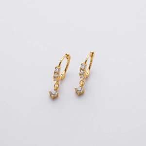 Gros plan sur des boucles d'oreilles en argent S925 doré avec zircons de forme carrée