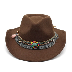Détail de chapeau de cowboy avec bande tissée ethnique, perles et pierre turquoise