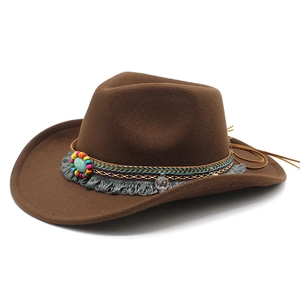 Détail d'un chapeau de cowboy en feutre marron avec perles turquoise et pendentif argenté