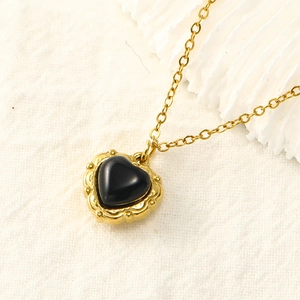 Collier français vintage en or 18 carats avec pendentif coeur en opale noire