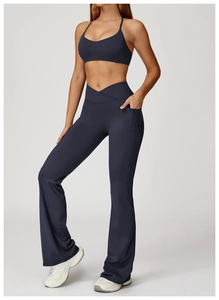 Détails du pantalon de yoga taille haute avec taille croisée, poches et jambes évasées