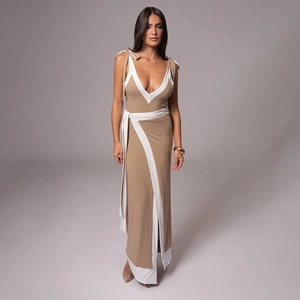 Vue détaillée d'une robe longue sans manches bicolore avec col en V et taille nouée