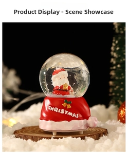 Gros plan d'une boule à neige Père Noël sur un plateau bois avec éclairage festif