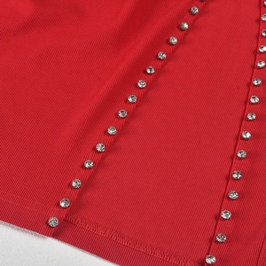 Gros plan sur un tissu en maille côtelée rouge avec détails en strass argentés