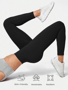 Gros plan du pantalon de yoga taille haute noir avec texture côtelée respirante et tissu extensible