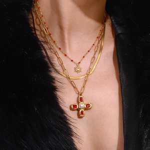 Ensemble de colliers superposés dorés en acier inoxydable avec croix perle et perles rouges