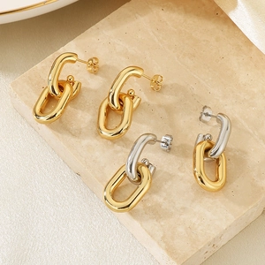 Detailansicht ineinandergreifender ovaler Ohrringe in Gold und zweifarbigem Design