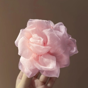 Elegante pinza per capelli con fiore in tessuto rosa in organza leggera per acconciature