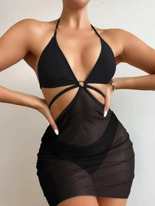 Détail d'un bikini licou noir avec anneau en métal doré et jupe en maille transparente