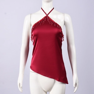Détail du haut licou en satin rouge foncé avec franges perlées et ourlet asymétrique