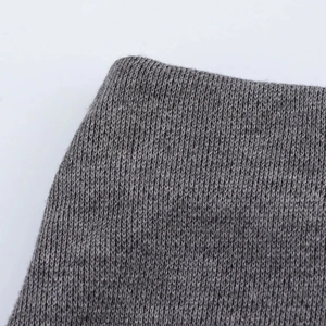 Primer plano de la textura de punto gris oscuro con hilo fino mezclado para conjunto de camiseta