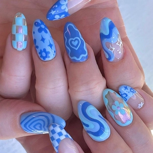 Faux Ongles à Presser Bleus Motif Damier Cœur et Fleur Forme Amande Lot de 24 Décoration Nail Art pour Femmes