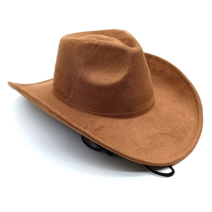 Detail eines Cowboyhutes aus Wildlederimitat mit Ziernaht und verstellbarem Kinnband