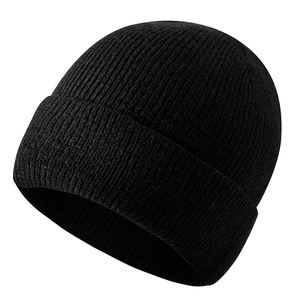 Übergroße schwarze Strickmütze für Damen und Herren mit minimalistischer Rippstruktur