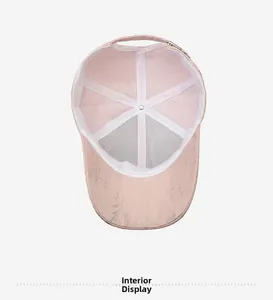 Innenansicht einer rosa Baseballkappe mit Blatt-Jacquard-Struktur und verstellbarem Metallband