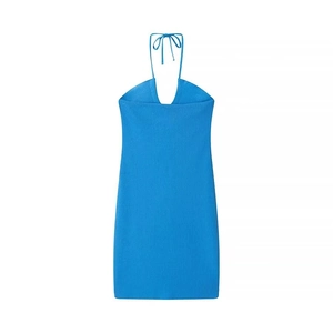 Detail der vertikal gerippten Strickstruktur des blauen Neckholder Minikleids