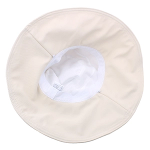 Dettaglio interno di un cappello da sole beige a tesa larga con fodera e fascia bianca