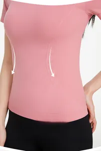 Dettaglio del top sportivo rosa con trama senza cuciture e scarico della pressione sulla schiena