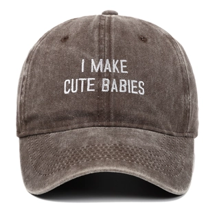 Détail de la broderie sur la casquette de baseball vintage en coton lavé marron foncé