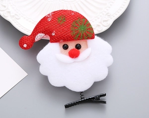 Detalle de pinza para el pelo de Papá Noel en fieltro con gorro rojo y barba blanca