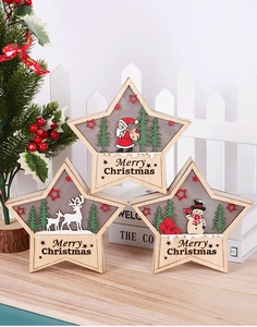 Détail d'ornements de Noël en bois étoilés avec motifs Père Noël, élan et bonhomme de neige