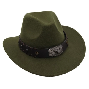 Detail eines armee-grünen Wollhutes mit braunem Lederband und silberner Bullenkopf-Schnalle