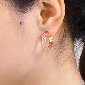 18K Roségold vergoldete Creolen aus Edelstahl im Ketten-Design für Damen am Model