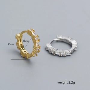 Dettaglio orecchini S925 oro e argento, diametro 13 mm con intarsio in zircone lucido