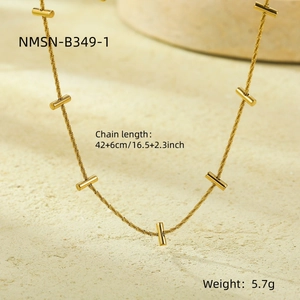 Dettaglio della collana a barre dorate con lunghezza 42+6cm e specifiche del peso