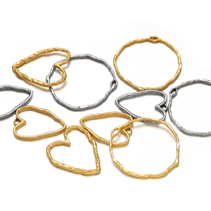 Hammered texture heart and irregular round stainless steel pendant charms in gold and silver