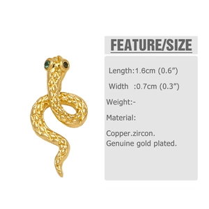 Dettaglio orecchini a serpente placcati oro con occhi in zircone verde e misura 1,6cm x 0,7cm