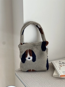 Gros plan d'un sac cabas en peluche avec un joli motif de chien beagle en patchwork