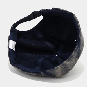 Vue intérieure du bonnet docker en jean délavé montrant l'étiquette 100% coton et couture