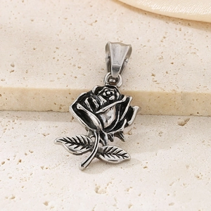Vue macro d'un pendentif rose en acier titane avec relief détaillé sur pierre beige