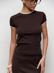 Détail d'un t-shirt marron foncé cintré avec bordure beige contrastée au col et manches