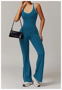 Details des dunkelblauen rückenfreien Yoga-Jumpsuits mit weißen Kontrastpaspeln und Schlaghose