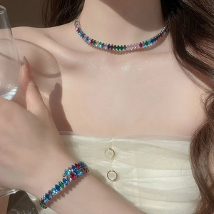 Detailansicht des Tropfen-Zirkon-Schmucksets mit bunten Edelsteinen an Halskette und Armband
